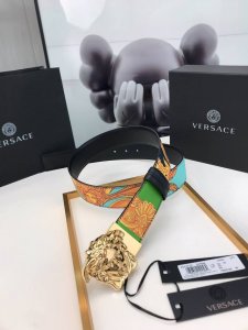 此款双面腰带采用优质Saffiano皮革制作，并饰有Bondage印花，散发品牌深厚的传统底蕴。腰带配有一枚3D美杜莎腰带扣。4.0Cm宽