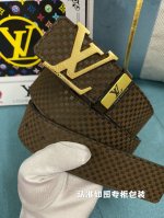 男士腰带：Lv 路易斯登 原单 男士皮带：百分百头层牛皮，保证真皮。24K纯钢扣双面可用专柜同等质量， 送人自用首选 包装： 请认准如图专柜包装，赠送打孔器，银