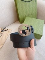 特 Gucci 黑色平纹小牛皮腰带，饰有互扣式双G带扣细节。风格简而不失其华；适合各种穿搭风格。皮带宽度：3.7Cm