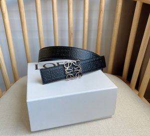 Loewe 罗意威专柜最新同款腰带 双面头层牛皮 正反面两穿腰带 选用压纹丝绸牛皮革制成 反复Anagram图案 配有Loewe Anagram针扣 女神们的首