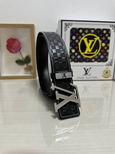 品名：Lv..路易..威登 材质：原单牛皮腰带 百分百头层牛皮腰带保证真皮，24K纯钢扣，专柜原单品质、做工精细，时尚大牌，送人自用首选 包装： 请认准如图专柜