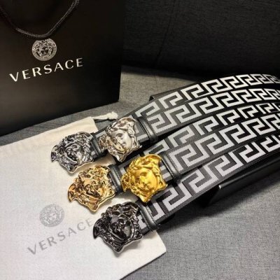 范思哲 ，宽4.0㎝ 此款休闲腰带饰有希腊回纹图案，标志性的Versace美杜莎头像，彰显品牌格调。是一款精美的衣橱必备单品。