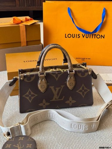 复刻版 牛皮 全钢 Lv 新品 Onthego East West横款 Onthego绝对是通勤工具包必备单品之一轻盈容量大百搭最最关键不娇气小号的尺寸刚刚好也