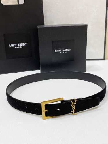 特 Salnt.Laurent.Paris. Le Cassandre粒面羊皮革腰带 腰带搭配可调节加长方扣和le Cassandre环扣。镌刻圣罗兰 Pari