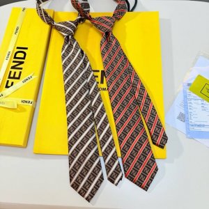 特 实物真的很美，男士芬迪爆款领带，稀有展现精湛手工与时尚优雅的理想选择，这款采用F家最具标志性的Ff字母制成的丝质领带，以同色调手法演绎的更显雅致风范。让男士
