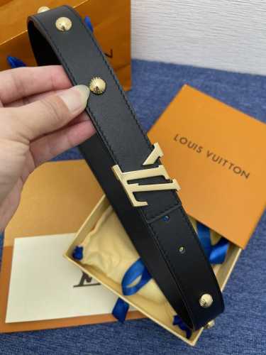 品牌 Lv 3.0Cm 描述 这款饰有lv带扣的腰带配以水牛皮衬里，覆以monogram 牛皮。展现细腻的品牌特质，是牛仔裤的理想配件 Lv字母带扣 Monog