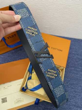 品牌 LV 4.0cm 特 描述 这款饰有LV带扣的腰带配以水牛皮衬里，覆以Monogram 牛皮。展现细腻的品牌特质，是牛仔裤的理想配件 LV字母带扣 Mon - 点击图像关闭