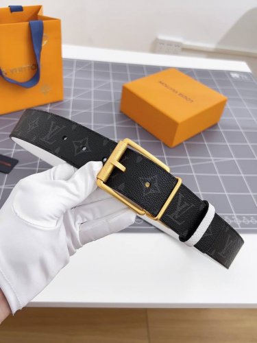 特 寬：40Mm 驢家新品 Nigo新品限量版 專櫃有售新品男士系列 一面專櫃定制面料 一面原廠荔枝紋小牛皮 荔枝紋牛皮有品牌壓紋 針扣款式設計搭扣 雙面用 兩
