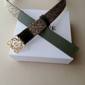品牌:罗意威 价格:特 尺寸:带宽32Mm 正品尺寸 五金材质:专柜精品扣，真空电镀，工艺精细 带身材质:天然头层牛皮，质感十足，手感柔软。时尚个性，经典百搭！