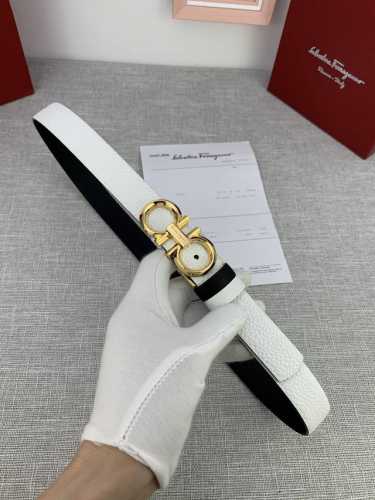 女款Ferragamo菲拉格慕，尺寸2.5Cm。标志性Gancini标志，牛皮材质皮带。造型百搭，四季适宜，彰显精致格调。该皮带可调节，根据需要裁量 达到修身效