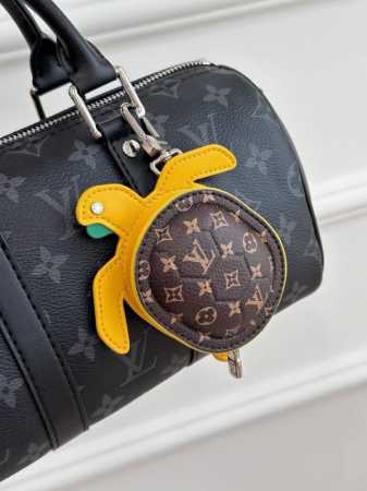 官网新品M01471Louis Vuitton 路易威登海龟乌龟包钥匙扣挂件 Lv蓝牙耳机包 Turtle Pouch 钥匙扣 Lv Turtle Pouch - 点击图像关闭