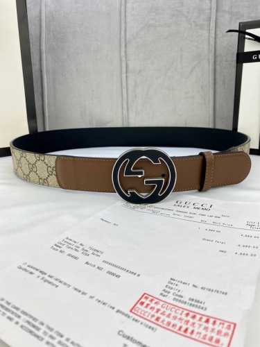 宽度4.0Cm Gucci 这款春夏系列中惊艳亮相，采用以标志性米色 乌木色组合呈现的品牌双G精品钢扣字母交织图案，与黑色皮革材质相得益彰。双G搭扣采用做旧效果