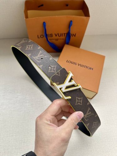 特 4.0宽:Lv Broken 双面腰带令 Lv 字母搭扣呈现锯齿状边缘，与腰带的边染色彩互为映衬Monogram 图案帆布和牛皮革提供两式格调。