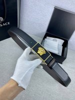 宽度3.5Cm 范思哲 此款腰带饰有标志性的versace美杜莎头像扣，彰显品牌格调。是一款精美的衣橱必备单品。