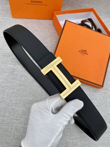 特 优雅而时尚，这款皮带扣重新演绎爱马仕标志性的首字母，适合休闲或正式的服装造型。法国制造。 & Epsom小牛皮双面皮腰带。法国制造 宽度:3.8