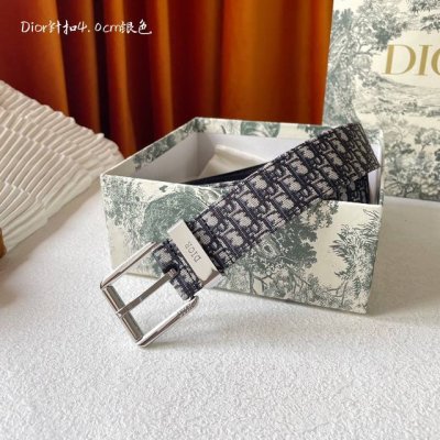特P180 Dior这款 40Mm腰带饰以黑色 Oblique 印花，搭配黑色粒面牛皮革里料，金属覆层黄铜腰带扣设计，镌刻有“Dior”标志，巧妙地提升格调。可