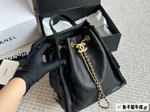 配盒 Chanel 25S Hobo小号真绝绝子 今年香香25S系列简直美爆... 这只Hobo是个小号尺寸个人觉得比较日常 鱼子酱牛皮感颗粒没这么重反而很细腻