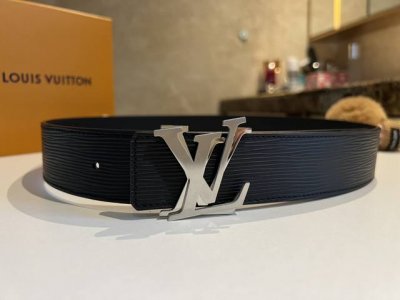 特 Lv Shake 40毫米双面腰带全新加入男士服饰系列，以微微倾斜的lv Shake搭扣为经典设计注入灵动气息，释放青春活力的同时见证精湛工艺。双面设计，腰