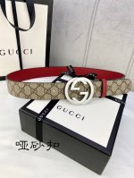 特 宽度4.0Cm Gucci 双面腰带，一侧为Gg Supreme帆布，反面一侧为枣红色头层小牛皮。配以互扣式双G带扣。