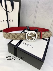 特 宽度4.0Cm Gucci 双面腰带，一侧为Gg Supreme帆布，反面一侧为枣红色头层小牛皮。配以互扣式双G带扣。