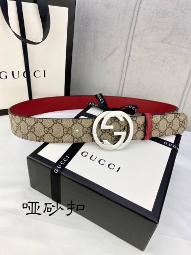特 宽度4.0Cm Gucci 双面腰带，一侧为Gg Supreme帆布，反面一侧为枣红色头层小牛皮。配以互扣式双G带扣。