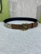 宽度4.0Cm Gucci 这款腰带在春夏系列中惊艳亮相，采用以标志性米色 乌木色组合呈现的品牌双G精品钢扣字母交织图案，与黑色皮革材质相得益彰。双G搭扣采用做