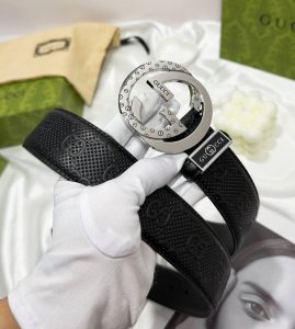 皮带：古奇.Gu...Cci原单 腰带：百分百头层牛皮，保证真皮，24K镶钻纯钢扣双面可用专柜同等质量， 送人自用首选 包装： 请认准如图专柜全套礼盒包装，赠送