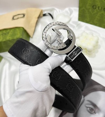 皮带：古奇.Gu...Cci原单 腰带：百分百头层牛皮，保证真皮，24K镶钻纯钢扣双面可用专柜同等质量， 送人自用首选 包装： 请认准如图专柜全套礼盒包装，赠送