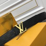 驴牌男士新款腰帶 寬度4Cm 訂製帆布面料飾有全新的圖案效果 颜色纯正 衬托進口小牛皮配色底 搭配精緻的字母搭扣 手感极佳 搭配專櫃最新原版禮品盒