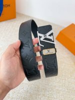 品名： Lv..路易..威登腰带皮带原单 型号：挂扣，经典纯钢材质挂扣，头层牛皮，图片实物拍摄 材料：头层牛皮，挂扣系列，纯钢材质扣头，钯镀电镀工艺永不掉色。原