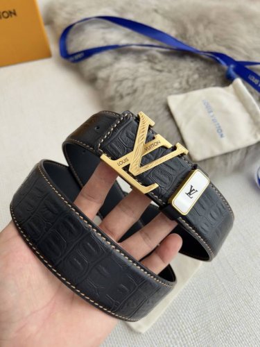品名： Lv..路易..威登腰带皮带原单 型号：挂扣，经典纯钢材质挂扣，头层牛皮，图片实物拍摄 材料：头层牛皮，挂扣系列，纯钢材质扣头，钯镀电镀工艺永不掉色。原