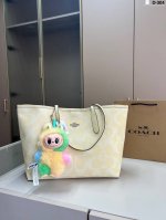 配Labubu拉布布挂件 Coach蔻驰购物袋 无论是长途旅行，还是短途郊游， 都是很减龄的时尚的搭配哦！ D-304尺寸33×27飞机盒