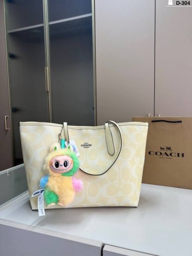 配Labubu拉布布挂件 Coach蔻驰购物袋 无论是长途旅行，还是短途郊游， 都是很减龄的时尚的搭配哦！ D-304尺寸33×27飞机盒