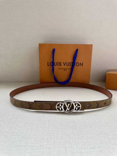 特 2.0宽 本款 Lv Iconic 双面腰带以纤细剪裁迎接新季，搭配标志性 Iconic 搭扣，无论展现 Monogram Reverse 帆布或素雅牛皮革