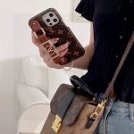 Lv手腕手机壳，官网同步达芙妮系列三包手机壳，按键全包 ，高档五金，高端奢华 型号：为了不出现报错型号，请打开本机查看手机设置显示的型号Iphone16系列更新
