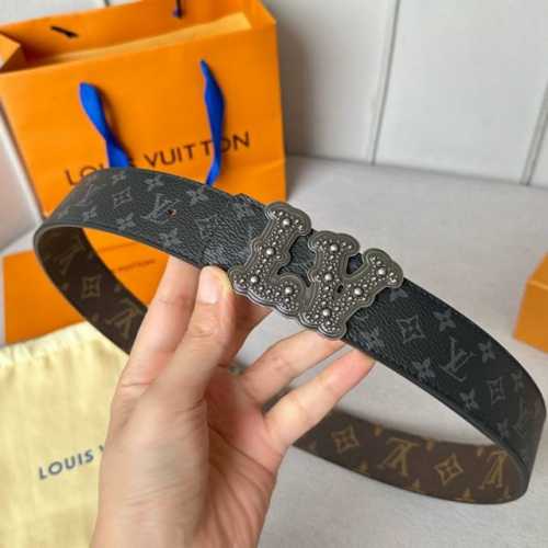寬：40 驢家新品 Nigo新品限量版 專櫃有售新品男士系列 訂製帆布面料飾有最新的圖案 搭配經典咖老花色系 新款鋼K字母搭扣 雙面用 兩種佩戴方式潮男必備款