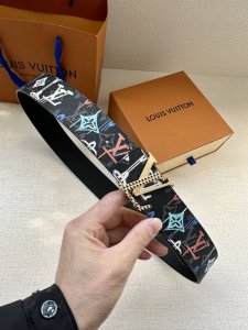 特 4.0宽 LV Shape 双面腰带为 LV Shape 搭扣赋予摩登雾面观感，无论搭配异彩纷呈的 LV Graffiti 帆布或沉稳牛皮革，均可表明个性态