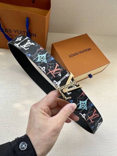 特 4.0宽 LV Shape 双面腰带为 LV Shape 搭扣赋予摩登雾面观感，无论搭配异彩纷呈的 LV Graffiti 帆布或沉稳牛皮革，均可表明个性态
