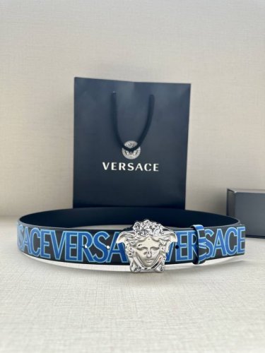 宽度3.8Cm Versace 此款印花底黑色腰带采用小牛皮制成，金色搭扣饰有品牌标志性的美杜莎头像！