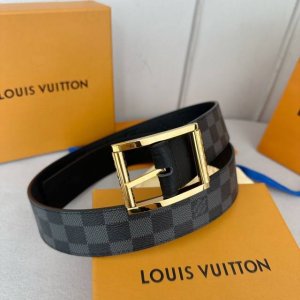 驢家新品 Nigo新品限量版 專櫃有售新品男士系列 一面專櫃定制面料 一面原廠荔枝紋小牛皮 荔枝紋牛皮有品牌壓紋 針扣款式設計搭扣 雙面用 兩種佩戴方式潮男必備
