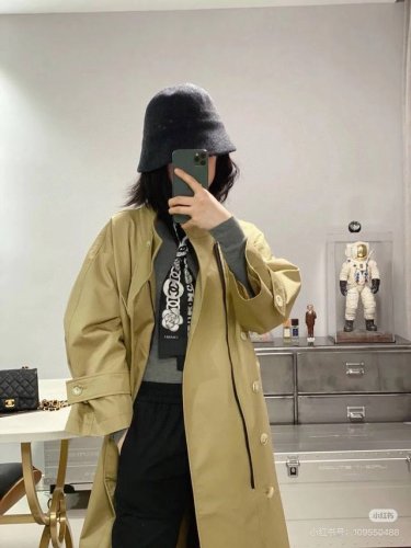 香奈儿Twilly 茶花飘带 小香新出的Twilly丝带颇为经典：气质稳重，正面是醒目的小香Logo循环；反面则是经典菱格纹Logo设计。搭配超级好看，Twil