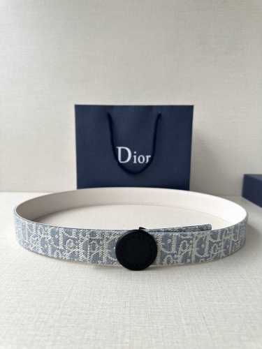 宽度3.5Cm Dior 受到标志性的同名手袋的启发 Montaigne腰带提供可翻转的版本 这要归功于其旋转机制 一侧采用天然光滑的小牛皮制成
