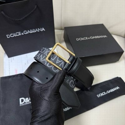 Dg，宽4.0Cm Dolce&Gabbana 全新小牛皮腰带，满载干练态度。滚轴针扣搭扣尽显巧思