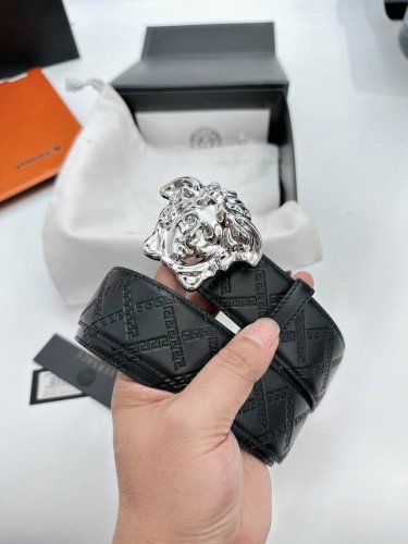 高端品质，实物拍摄 特 配全套礼盒 ：范思哲此款4.0Cm希腊回纹压花腰带配有醒目的美人头原素搭扣。