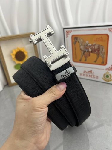 品名：爱马仕.HermèS 自动带 材质：原单牛皮腰带 百分百头层牛皮腰带保证真皮，24K纯钢扣，专柜原单品质、做工精细，时尚大牌，送人自用首选 包装： 请认准