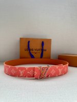 特 Lv Initiales 4.0宽双面腰带是 年春夏男装系列的配饰。Taga 皮革触感柔软，与另一面的Monogram 帆布碰撞色彩。同色 Lv 字母以抛光