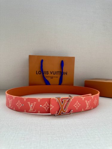 特 Lv Initiales 4.0宽双面腰带是 年春夏男装系列的配饰。Taga 皮革触感柔软，与另一面的Monogram 帆布碰撞色彩。同色 Lv 字母以抛光