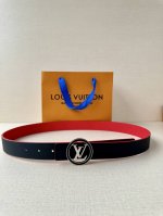 本款 3.0宽Lv Initiales 双面腰带以柔软粒面牛皮革演绎经典设计 压经典老花 可为任意造型注入优雅格调 一面皮革 金属件 Lv Initiales