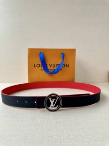 本款 3.0宽Lv Initiales 双面腰带以柔软粒面牛皮革演绎经典设计 压经典老花 可为任意造型注入优雅格调 一面皮革 金属件 Lv Initiales