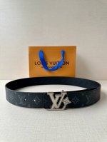 4.0宽Lv Flower 双面腰带取材 Monogram 涂层帆布，借背面皮革的 Lv Flower 压纹彰显 Pharrell Williams 设计的崭新